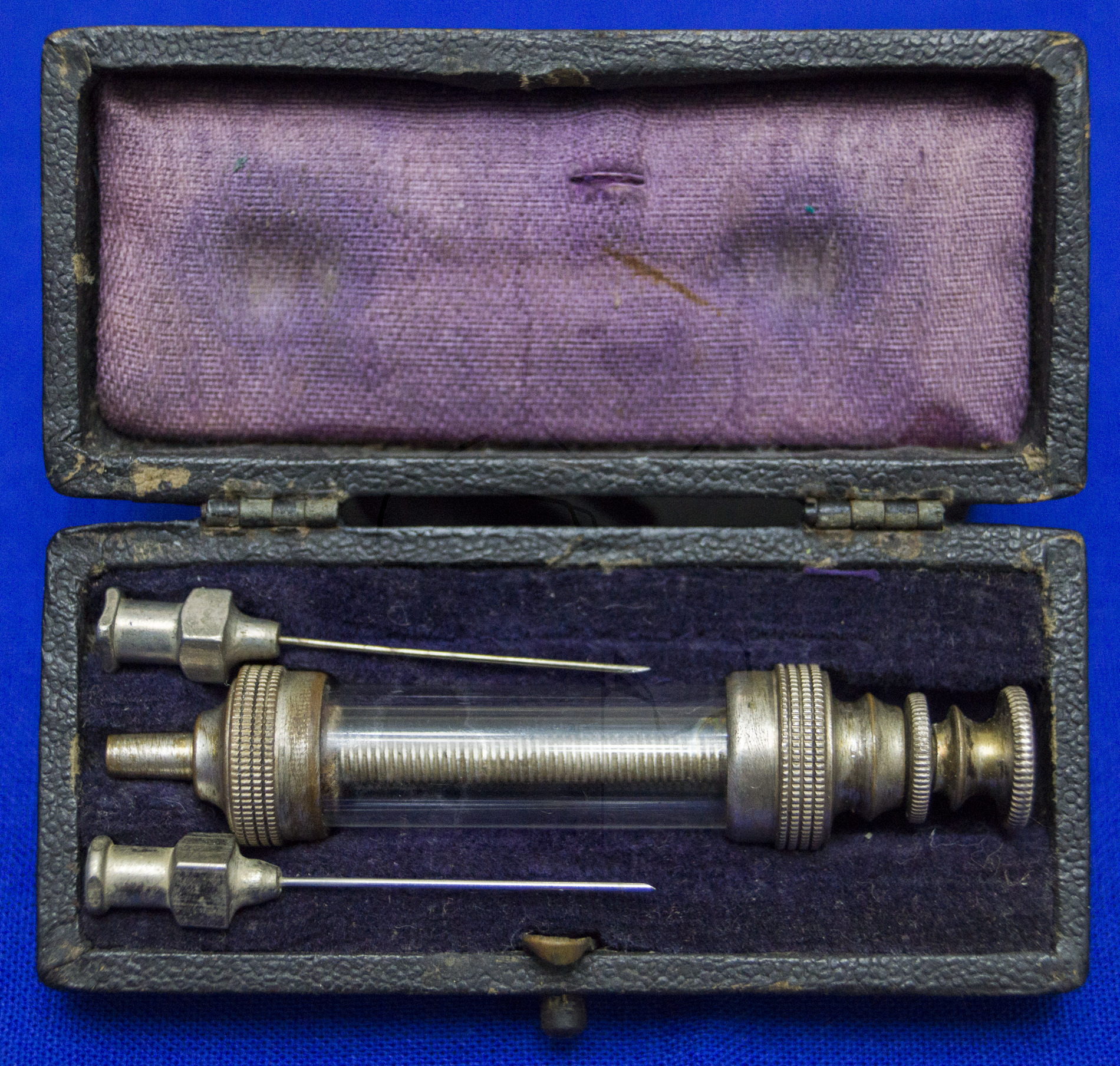 Spritze (Metall, Leder), Anfang der 1910'er Jahre, Spritze in der Transportbox mit zwei Kanülen
